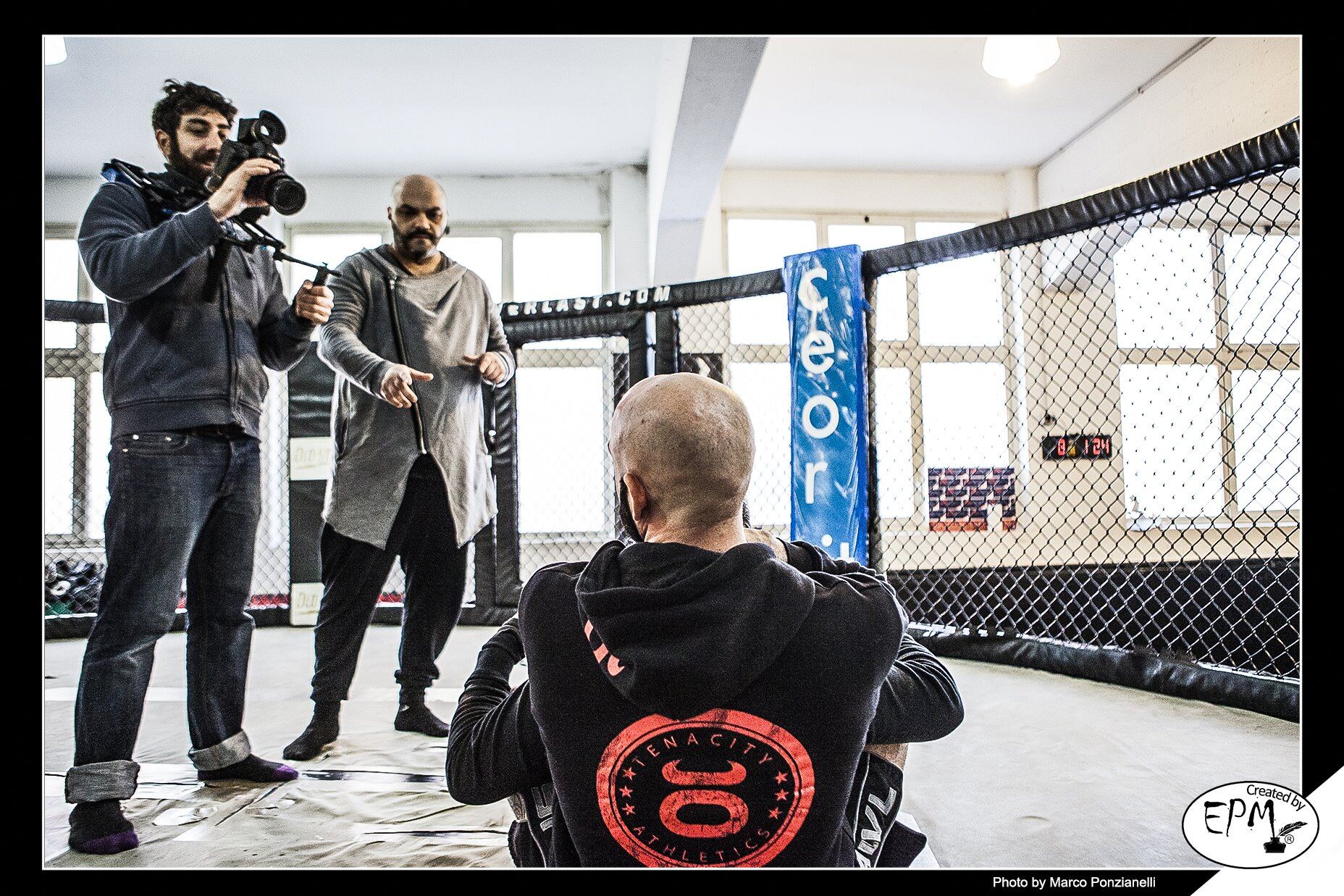 Backstage di un set video MMA