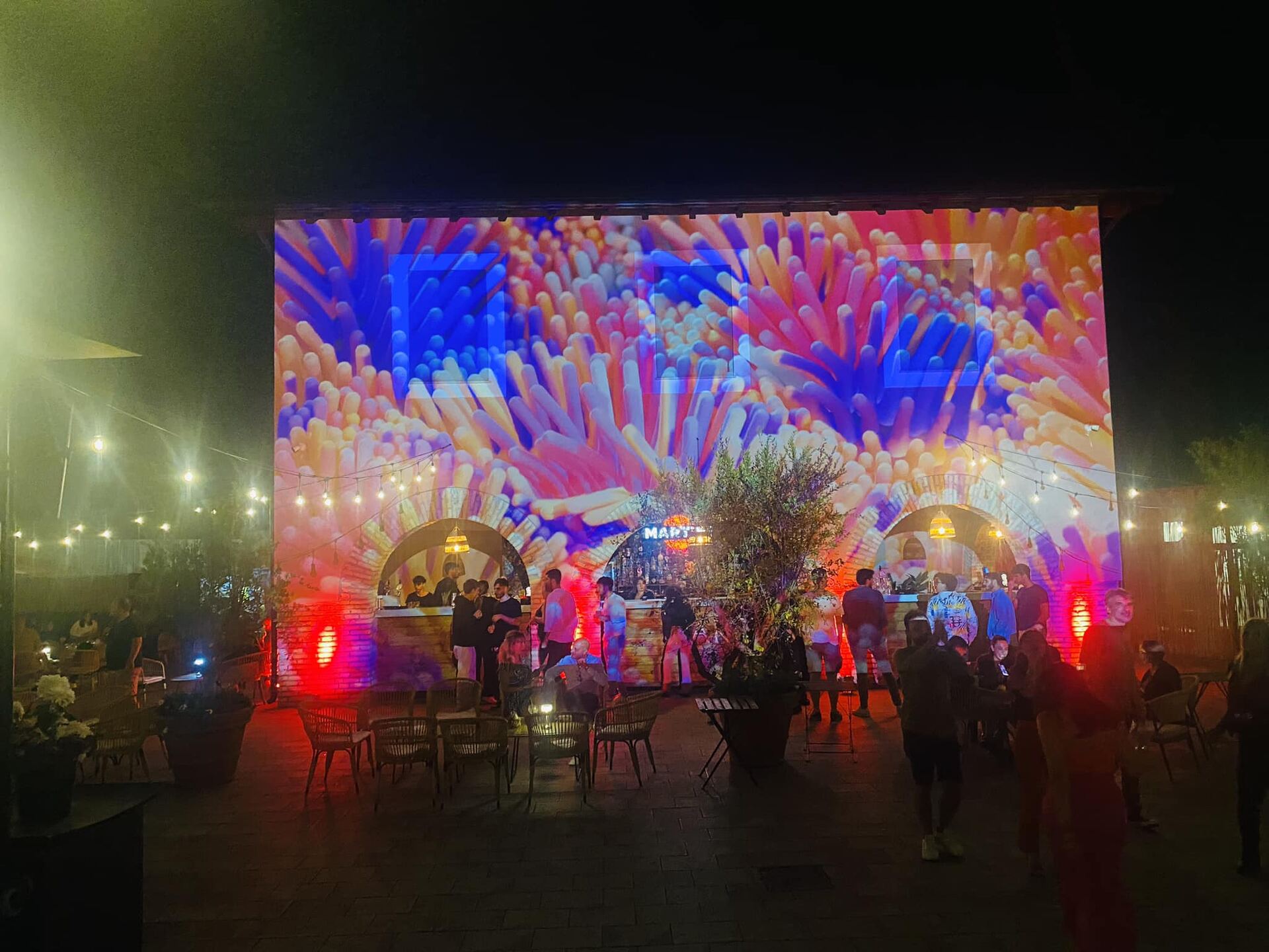 Video mapping a colori su facciata di locale